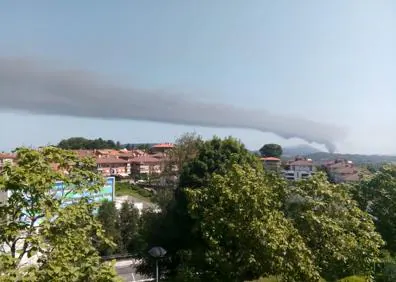 Imagen secundaria 1 - Alarma en el puerto de Pasaia tras el incendio de un cúmulo de chatarra