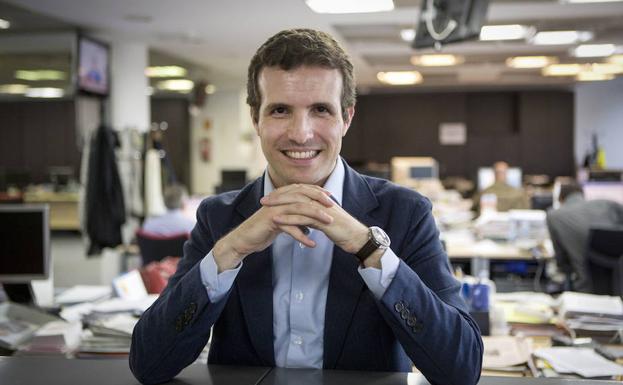 Pablo Casado posa tras una entrevista. 