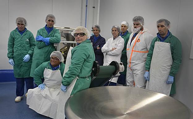 Los trabajadores de Naia posan en la planta.