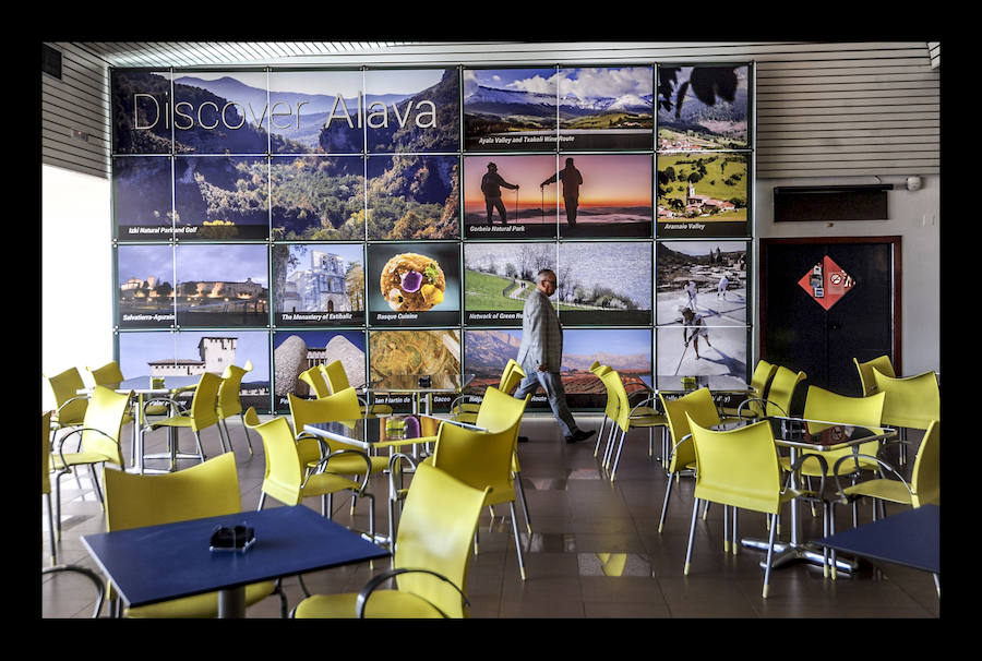 La renovada cafetería, gestionada por Indesa con una plantilla de cinco trabajadores, vincula sus horarios a las salidas de los vuelos