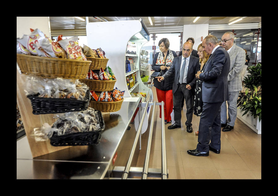 La renovada cafetería, gestionada por Indesa con una plantilla de cinco trabajadores, vincula sus horarios a las salidas de los vuelos