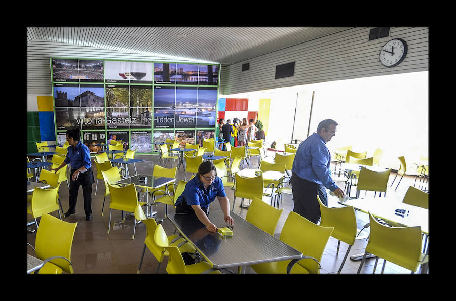 La renovada cafetería, gestionada por Indesa con una plantilla de cinco trabajadores, vincula sus horarios a las salidas de los vuelos