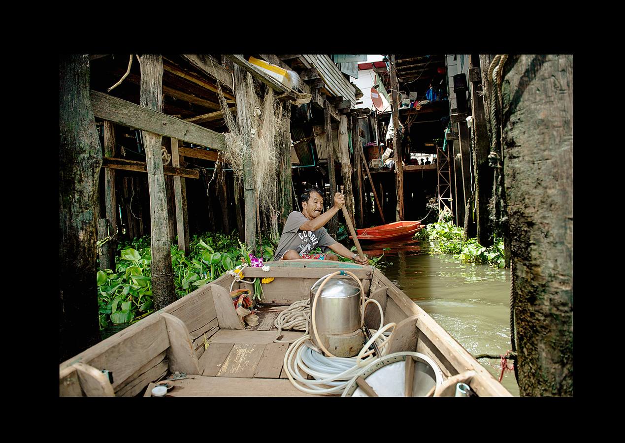 Hace unas semanas, equipos de buzos bien entrenados acapararon el interés mundial por el audaz rescate de 12 niños en una cueva anegada en Tailandia. Pero los buceadores de una pequeña comunidad de ese país, conocida como los «Indiana Jones,» se zambullen a diario hasta a 30 metros con un rudimentario casco de metal, que recuerda a una olla conectada a un tubo de goma, en el turbio cauce del río Chao Phraya, en Bangkok, en busca de tesoros. A veces, consiguen encontrar monedas, joyas o cerámica que pueden vender hasta por el doble del salario mínimo; otras, el hallazgo es macabro: cráneos y esqueletos sobre el lecho del río. Siempre a oscuras.