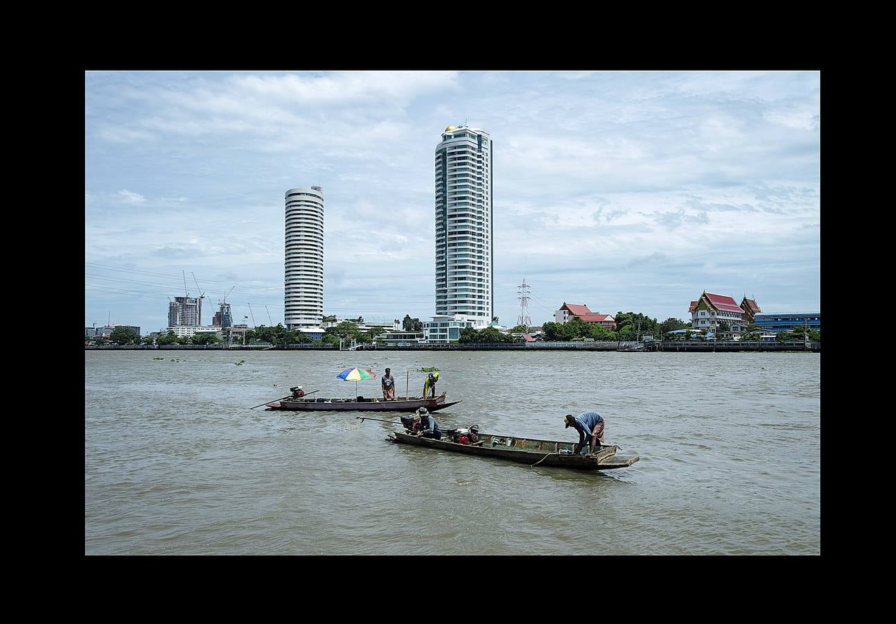 Hace unas semanas, equipos de buzos bien entrenados acapararon el interés mundial por el audaz rescate de 12 niños en una cueva anegada en Tailandia. Pero los buceadores de una pequeña comunidad de ese país, conocida como los «Indiana Jones,» se zambullen a diario hasta a 30 metros con un rudimentario casco de metal, que recuerda a una olla conectada a un tubo de goma, en el turbio cauce del río Chao Phraya, en Bangkok, en busca de tesoros. A veces, consiguen encontrar monedas, joyas o cerámica que pueden vender hasta por el doble del salario mínimo; otras, el hallazgo es macabro: cráneos y esqueletos sobre el lecho del río. Siempre a oscuras.