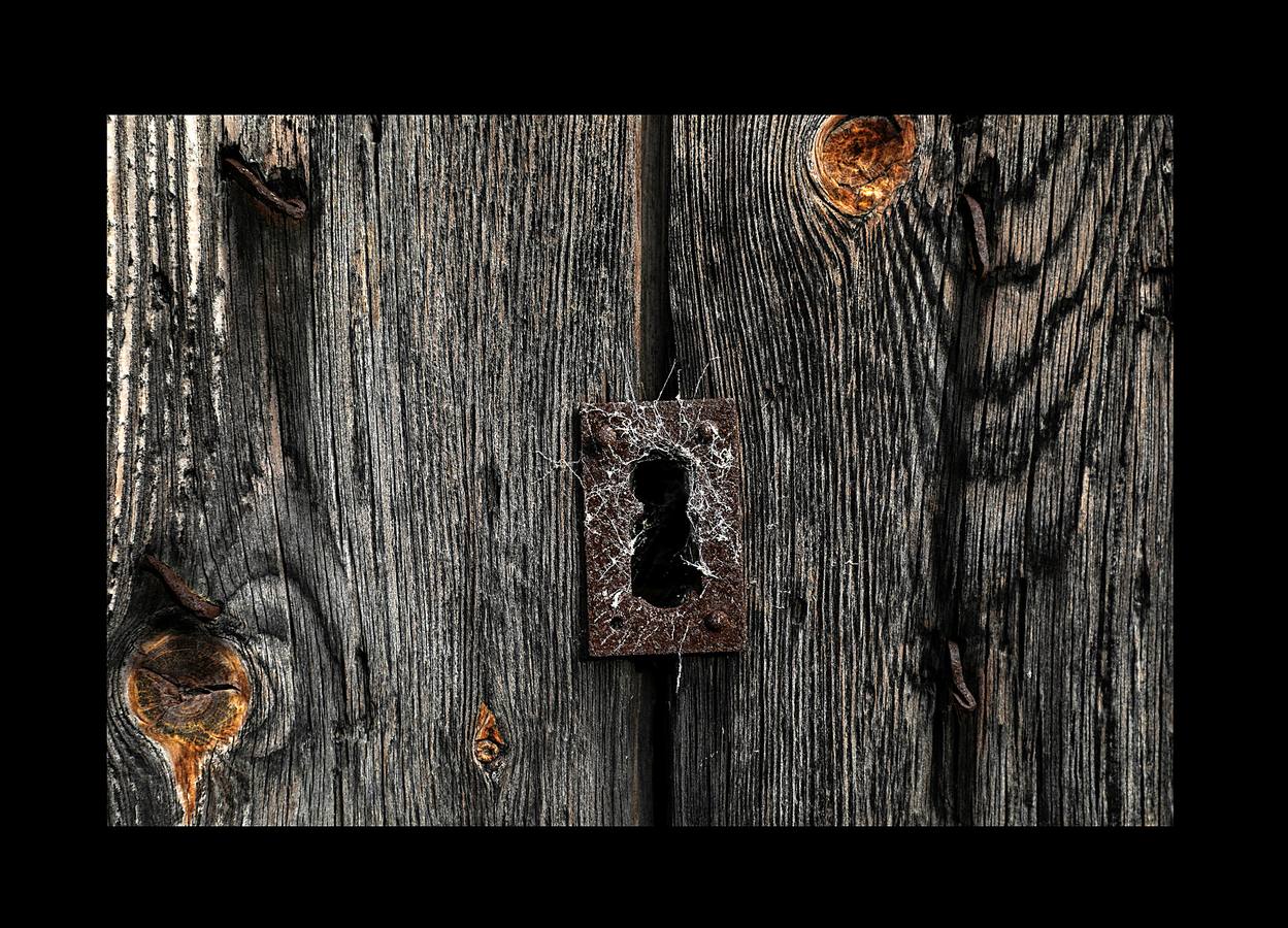 Durante más de 30 años, Juan Martín Colomer y su esposa Sinforosa Sancho han vivido solos en La Estrella, un pueblo del noreste de Aragón, con una densidad de población inferior a 8 habitantes por kilómetro cuadrado. «Todos se han ido, somos los tontos que nos hemos quedado -ríe Sinforosa, que acaba de cumplir 85 años-. Tenemos gallinas, conejos, tierra y cuando hace frío prendemos fuego y dormimos bajo mantas.» Algunos estudios apuntan que esta zona de España, dos veces mayor que Bélgica, se convertirá en la menos poblada de Europa en poco tiempo. «Si no hay niños no hay vida -dice Juan Martín-, pero hemos crecido en soledad y nos gusta. La Estrella morirá con nosotros.»