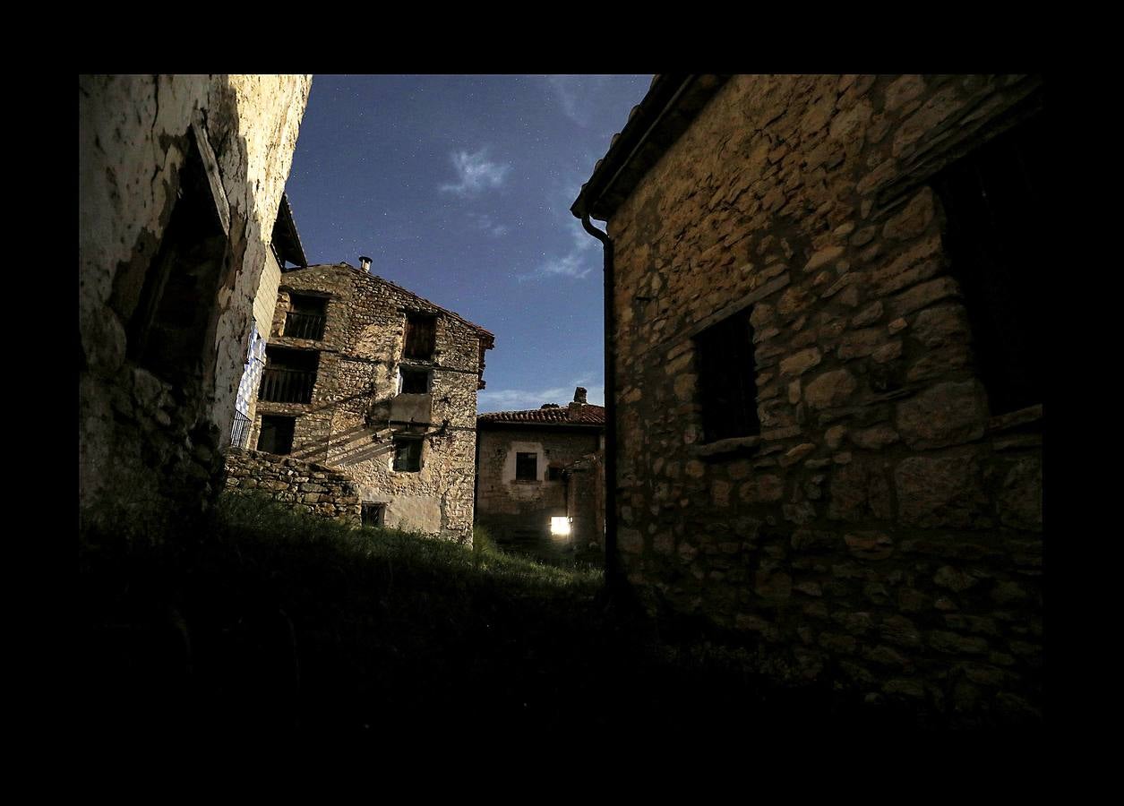 Durante más de 30 años, Juan Martín Colomer y su esposa Sinforosa Sancho han vivido solos en La Estrella, un pueblo del noreste de Aragón, con una densidad de población inferior a 8 habitantes por kilómetro cuadrado. «Todos se han ido, somos los tontos que nos hemos quedado -ríe Sinforosa, que acaba de cumplir 85 años-. Tenemos gallinas, conejos, tierra y cuando hace frío prendemos fuego y dormimos bajo mantas.» Algunos estudios apuntan que esta zona de España, dos veces mayor que Bélgica, se convertirá en la menos poblada de Europa en poco tiempo. «Si no hay niños no hay vida -dice Juan Martín-, pero hemos crecido en soledad y nos gusta. La Estrella morirá con nosotros.»