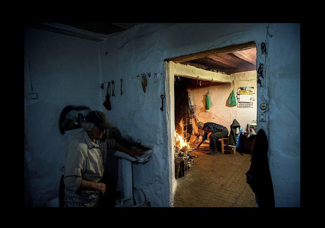 Durante más de 30 años, Juan Martín Colomer y su esposa Sinforosa Sancho han vivido solos en La Estrella, un pueblo del noreste de Aragón, con una densidad de población inferior a 8 habitantes por kilómetro cuadrado. «Todos se han ido, somos los tontos que nos hemos quedado -ríe Sinforosa, que acaba de cumplir 85 años-. Tenemos gallinas, conejos, tierra y cuando hace frío prendemos fuego y dormimos bajo mantas.» Algunos estudios apuntan que esta zona de España, dos veces mayor que Bélgica, se convertirá en la menos poblada de Europa en poco tiempo. «Si no hay niños no hay vida -dice Juan Martín-, pero hemos crecido en soledad y nos gusta. La Estrella morirá con nosotros.»