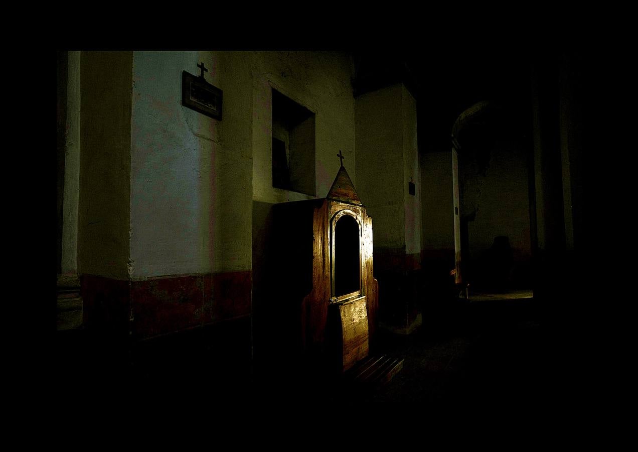 Durante más de 30 años, Juan Martín Colomer y su esposa Sinforosa Sancho han vivido solos en La Estrella, un pueblo del noreste de Aragón, con una densidad de población inferior a 8 habitantes por kilómetro cuadrado. «Todos se han ido, somos los tontos que nos hemos quedado -ríe Sinforosa, que acaba de cumplir 85 años-. Tenemos gallinas, conejos, tierra y cuando hace frío prendemos fuego y dormimos bajo mantas.» Algunos estudios apuntan que esta zona de España, dos veces mayor que Bélgica, se convertirá en la menos poblada de Europa en poco tiempo. «Si no hay niños no hay vida -dice Juan Martín-, pero hemos crecido en soledad y nos gusta. La Estrella morirá con nosotros.»