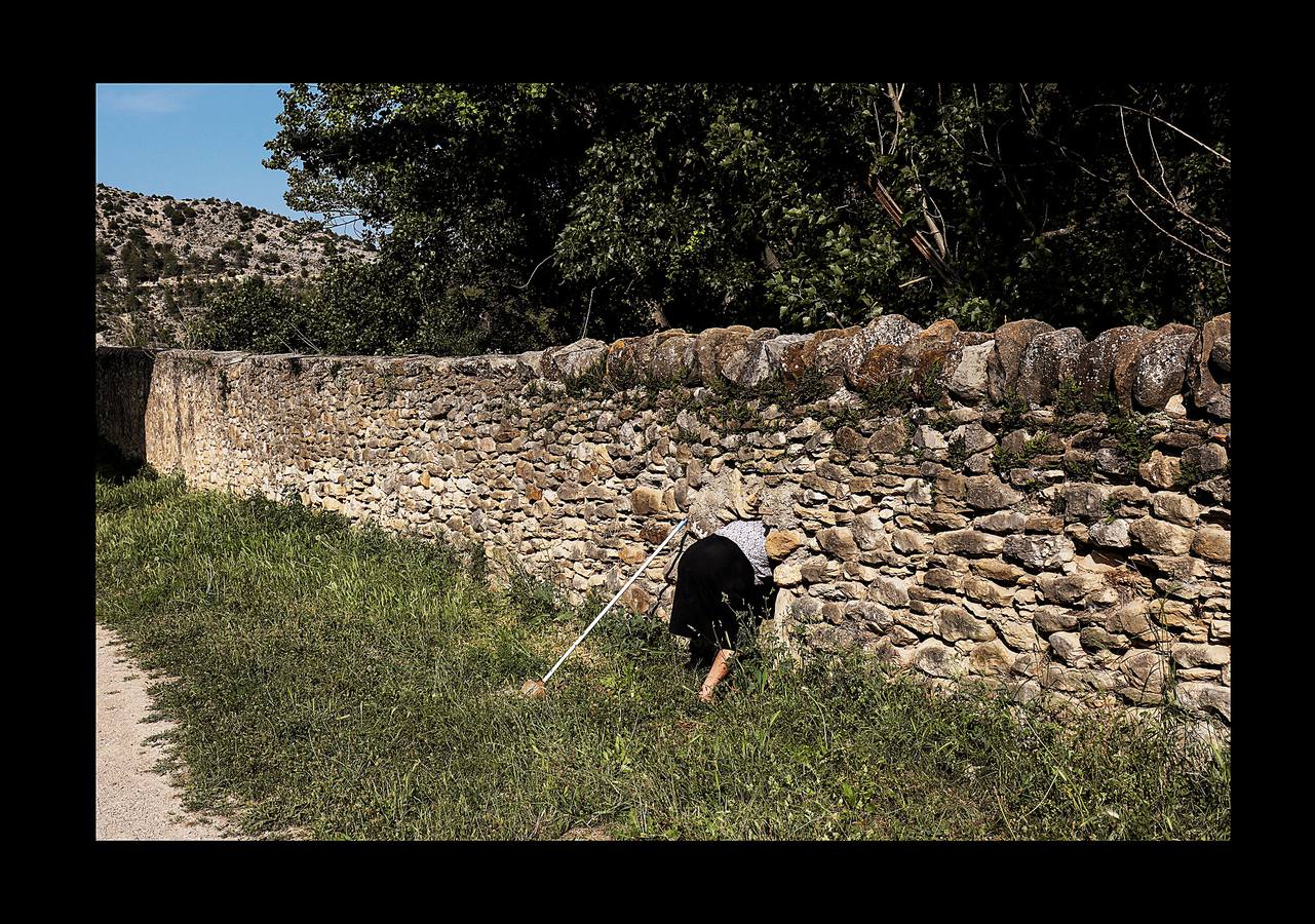 Durante más de 30 años, Juan Martín Colomer y su esposa Sinforosa Sancho han vivido solos en La Estrella, un pueblo del noreste de Aragón, con una densidad de población inferior a 8 habitantes por kilómetro cuadrado. «Todos se han ido, somos los tontos que nos hemos quedado -ríe Sinforosa, que acaba de cumplir 85 años-. Tenemos gallinas, conejos, tierra y cuando hace frío prendemos fuego y dormimos bajo mantas.» Algunos estudios apuntan que esta zona de España, dos veces mayor que Bélgica, se convertirá en la menos poblada de Europa en poco tiempo. «Si no hay niños no hay vida -dice Juan Martín-, pero hemos crecido en soledad y nos gusta. La Estrella morirá con nosotros.»