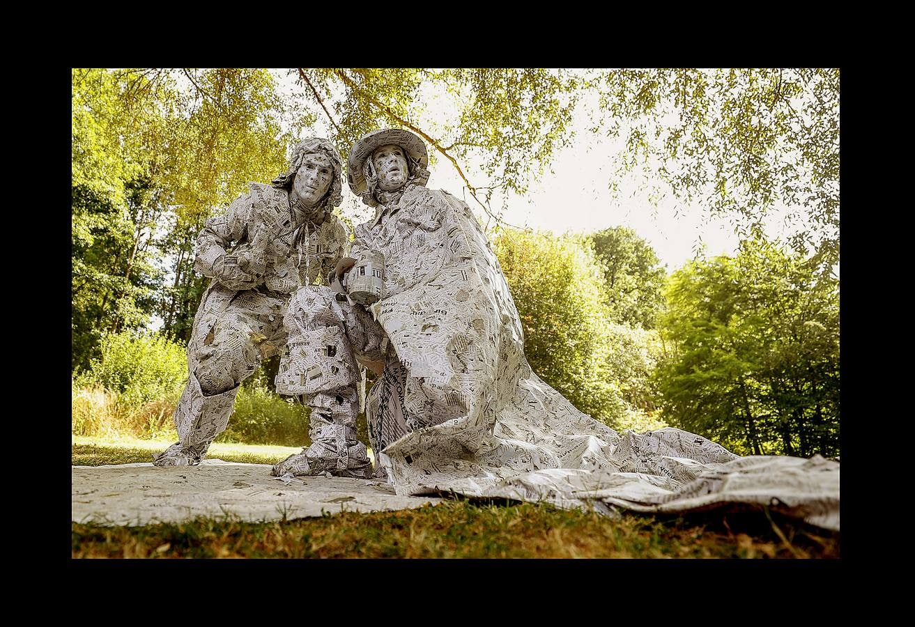 ¿Imaginan una pequeña localidad convertida en un mundo extraño, habitado por decenas y decenas de enigmáticos personajes? Es lo que sucede cada año en Marche-en-Famenne, un municipio en la región Valona de Bélgica, con motivo de la celebración del Festival de Estatuas Vivientes, considerado por algunos como el más importante del mundo. En la presente edición, celebrada hace unos días, se dieron cita más de un centenar de artistas internacionales que sorprendieron e hicieron reír con sus sorprendentes caracterizaciones a miles de visitantes repartidos por todos los rincones de la ciudad.