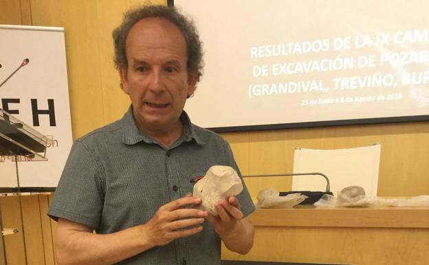 El geoarqueólogo vitoriano del CENIEH Andoni Tarriño, durante la presentación de los resultados de la novena campaña de excavaciones, este viernes. 