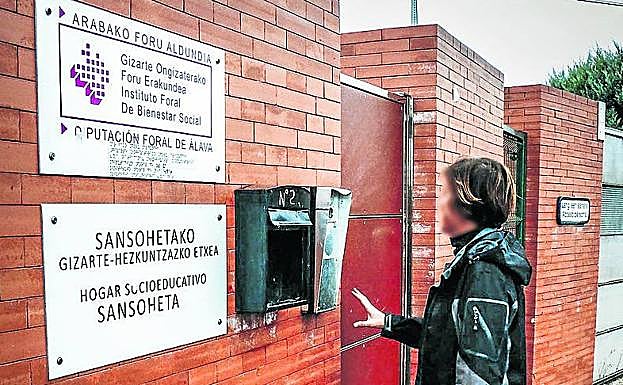 Mujer ajena a la información en la puerta de Sansoheta. 