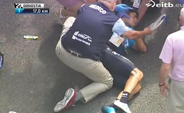 Mikel Landa, atendido tras la caída.