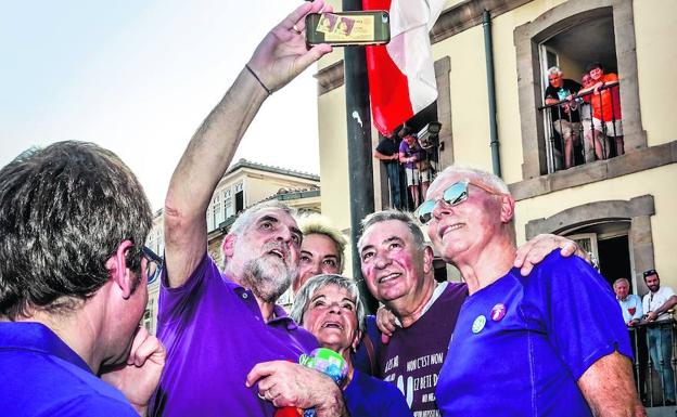 Peio López de Munain se hace un 'selfie' con los chupineros Tita Izquierdo, Andrea Corres, Juan Luis Soriguren y Daniel Uriondo, observado por Gorka Urtaran. 