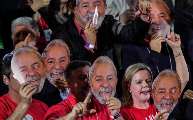 Participantes en la convención del Partido de los Trabajadores piden la liberación de Lula da Silva.