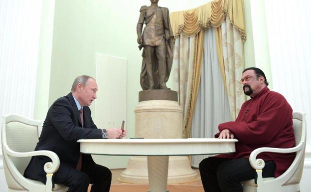 Vladímir Putin y Steven Seagal durante una reunión entre el mandatario ruso y el actor.
