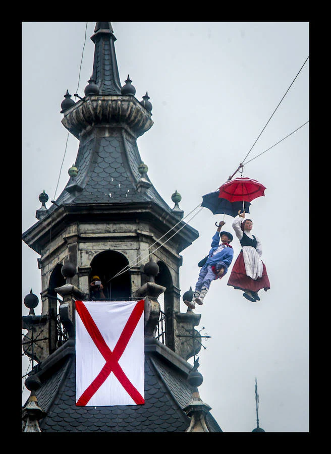 Los muñecos descienden desde la torre de San Miguel en una jornada festiva pensada especialmente para los txikis de la casa