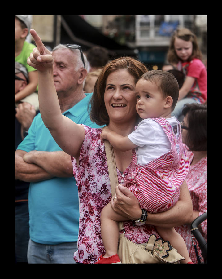 Los muñecos descienden desde la torre de San Miguel en una jornada festiva pensada especialmente para los txikis de la casa