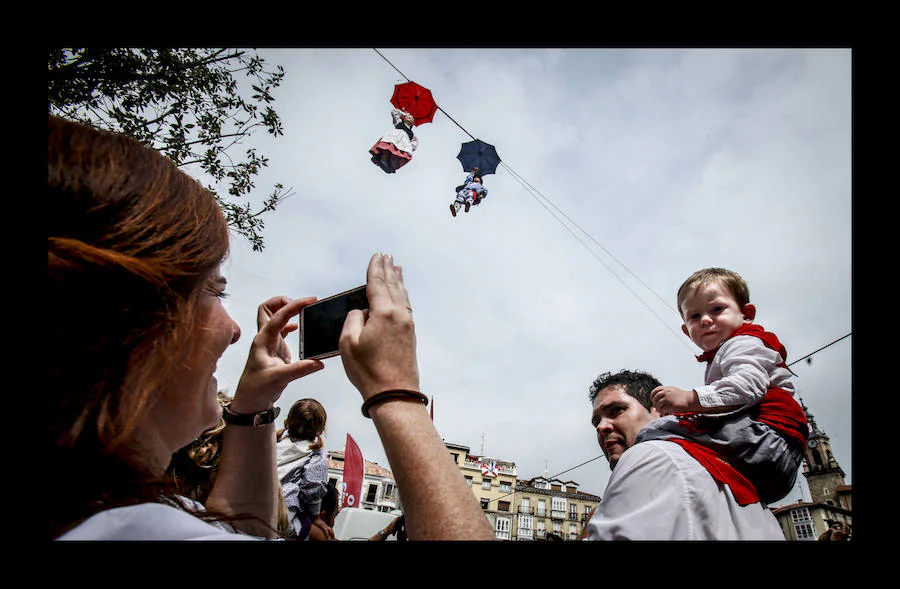 Los muñecos descienden desde la torre de San Miguel en una jornada festiva pensada especialmente para los txikis de la casa