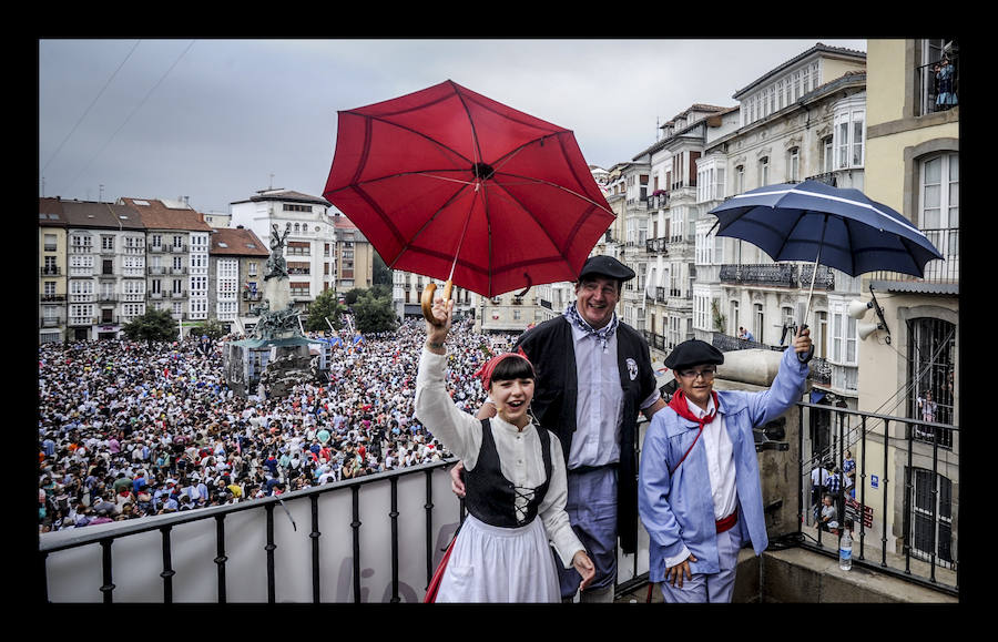 Los muñecos descienden desde la torre de San Miguel en una jornada festiva pensada especialmente para los txikis de la casa