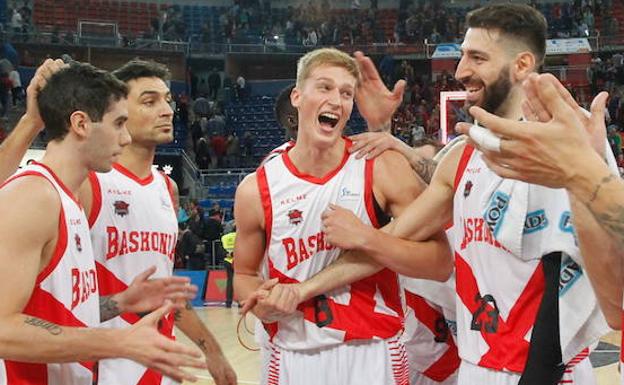 Luca Vildoza y Tornike Shengelia felicitan a Rinalds Malmanis por un buen partido.