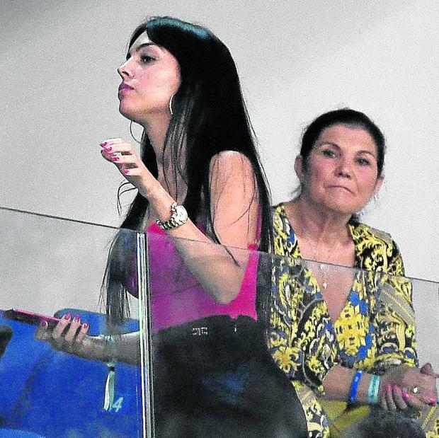 Georgina Rodríguez y Dolores Aveiro, siguiendo desde un palco un partido del crack portugués.