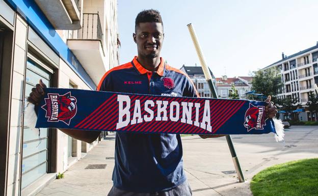 Youssoupha Fall posa con una bufanda del Baskonia en Vitoria.