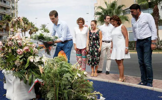 Casado acudió ayer a Santa Pola para participar en el homenaje a dos víctimas de ETA.