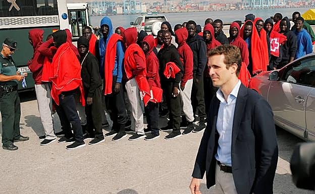 Pablo Casado, durante su visita a los inmigrantes subsaharianos, en Algeciras, hace una semana.