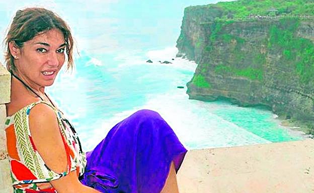 Raquel Revuelta, asomada a una paradisiaca playa indonesia antes de comenzar su pesadilla. 