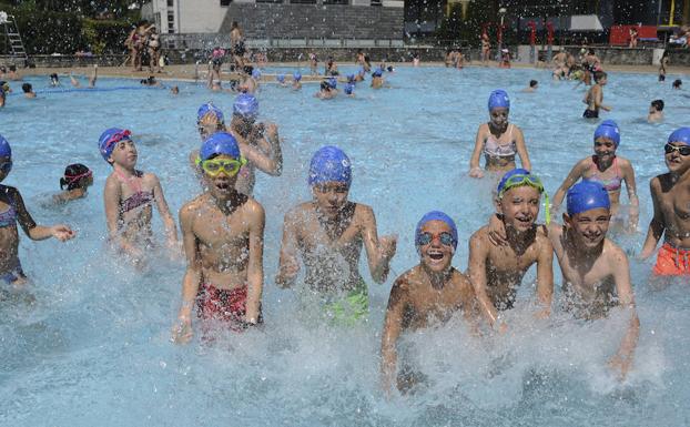 Un grupo de niños se lo pasa en grande en las piscinas de Txurdinaga.