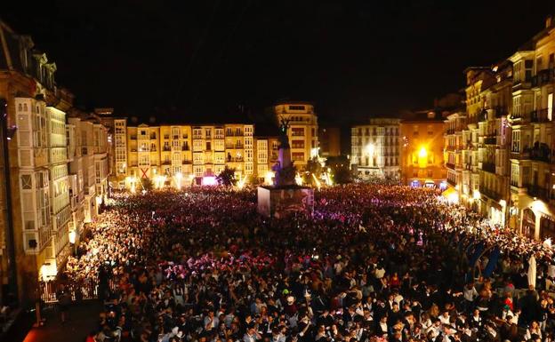 La plaza de la Virgen Blanca volvió a llenarse para despedir a Celedón.