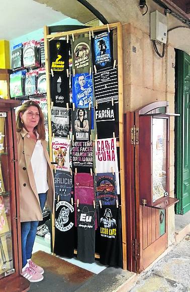 Imagen secundaria 2 - Félix y Juan caminan junto a los Astilleros Hermida, las naves desocupadas en donde se recreó el centro de operaciones de Miñanco. | La ría desde Noia. | Inma a la puerta de su tienda.