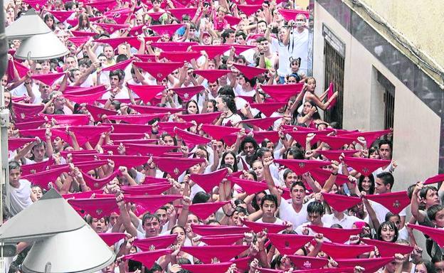 Centenares de debarras y visitantes llenarán las calles centrales del municipio para alzar sus pañuelos rojos, presenciar el chupinazo y comenzar con la fiesta.