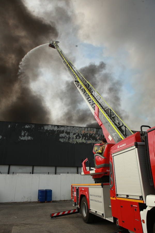 Fotos: Incendio en la planta de la quesería Aldanondo en Salvatierra