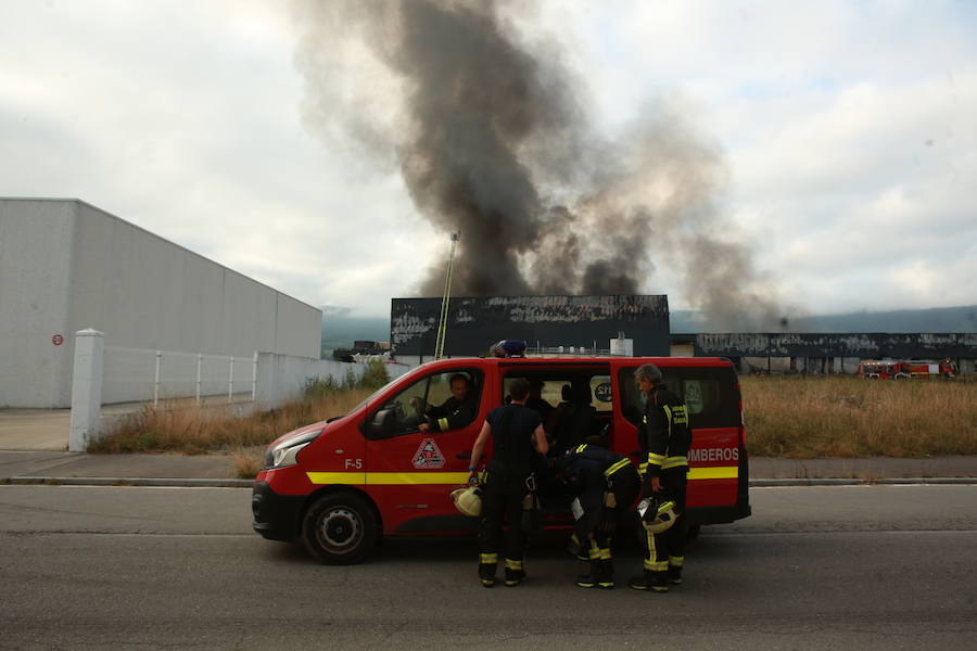 Fotos: Incendio en la planta de la quesería Aldanondo en Salvatierra