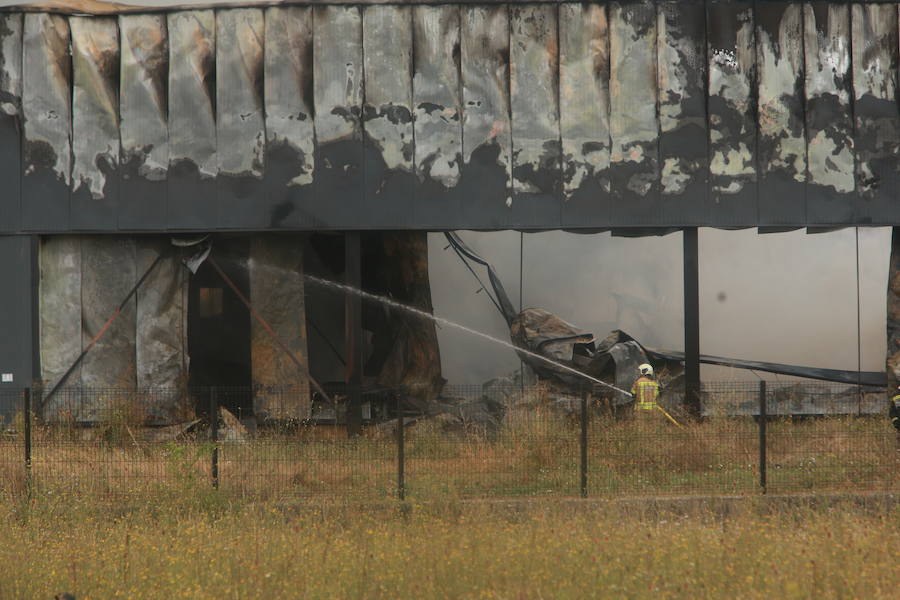 Fotos: Incendio en la planta de la quesería Aldanondo en Salvatierra