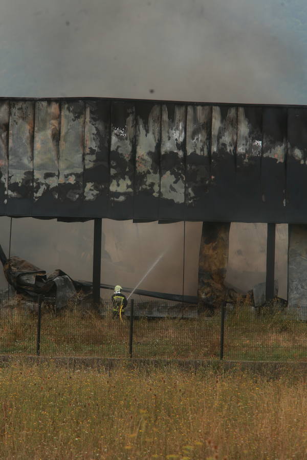 Fotos: Incendio en la planta de la quesería Aldanondo en Salvatierra