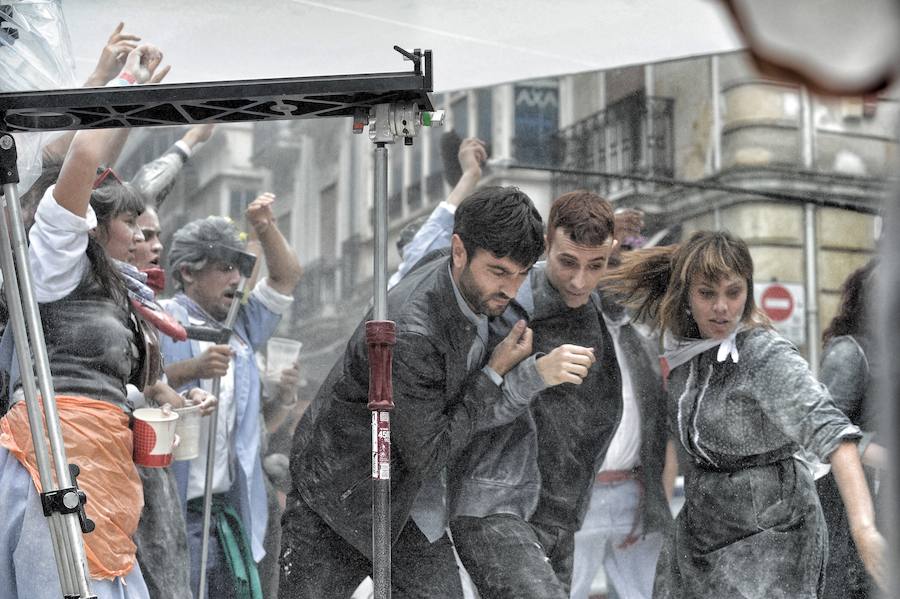 El equipo de 'El silencio de la ciudad blanca' se ha trasladado este lunes a la calle Dato para grabar uno de los momentos clave de la novela