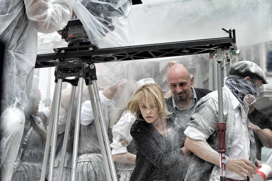 El equipo de 'El silencio de la ciudad blanca' se ha trasladado este lunes a la calle Dato para grabar uno de los momentos clave de la novela