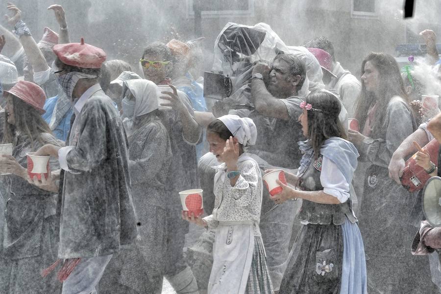 El equipo de 'El silencio de la ciudad blanca' se ha trasladado este lunes a la calle Dato para grabar uno de los momentos clave de la novela