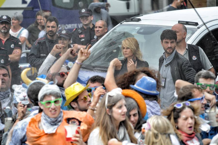 El equipo de 'El silencio de la ciudad blanca' se ha trasladado este lunes a la calle Dato para grabar uno de los momentos clave de la novela