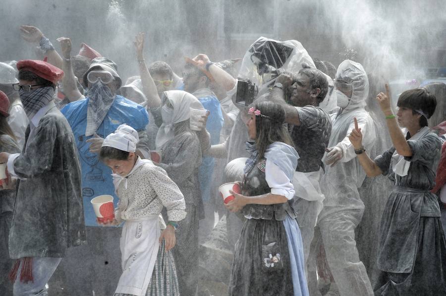 El equipo de 'El silencio de la ciudad blanca' se ha trasladado este lunes a la calle Dato para grabar uno de los momentos clave de la novela
