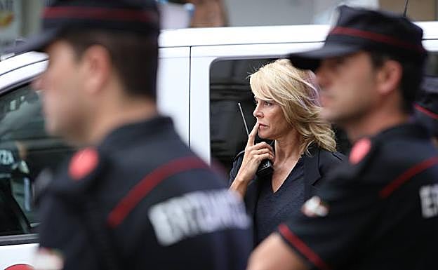 Belén Rueda, entre dos ertzainas durante la grabación de ayer.