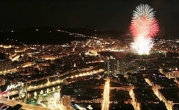 Vista de los fuegos artificiales de la Aste Nagusia, desde lo alto de la Torre Iberdrola.