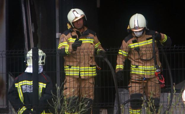 Los bomberos trabajan en la extinción del fuego.