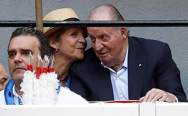 El Rey Juan Carlos y la infanta Elena, en Illumbe.