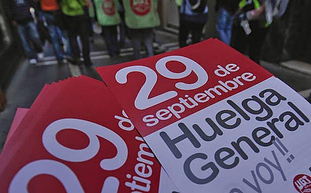 Piquetes recorren las calles de Pamplona durante la jornada de huelga general del 29 de septiembre. 