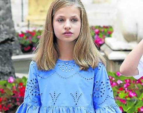 Imagen principal - 1. El modelo de Zara de 22,95 euros utilizado por la princesa Leonor en el posado de Palma de Mallorca se agotó a las pocas horas. / 2. Victoria Federica, la hija de la infanta Elena ha hecho famosa su falda desteñida. Es de una firma sevillana y cuesta menos de 20 euros. / 3. Meghan Markle, la esposa del príncipe Enrique de Inglaterra, es ahora mismo la prescriptora de tendencias más importante.