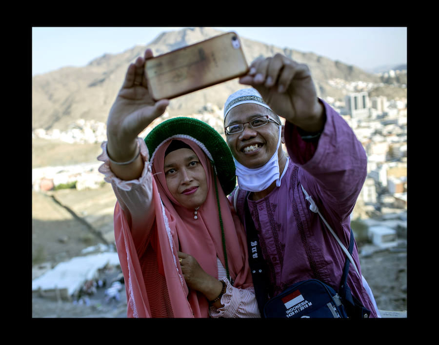 Peregrinos musulmanes visitan la cueva Hiraa durante la peregrinación a la Meca, Arabia Saudí, el pasado 15 de agosto. Se estima que alrededor de 2,5 millones de musulmanes llegarán hasta la ciudad santa del Islam para acudir al Día de Arafah, celebrado la víspera de Eid al-Adha, una de las dos festividades más importantes del mundo musulmán que se celebran cada año y que supone el inicio de la peregrinación a la Meca.